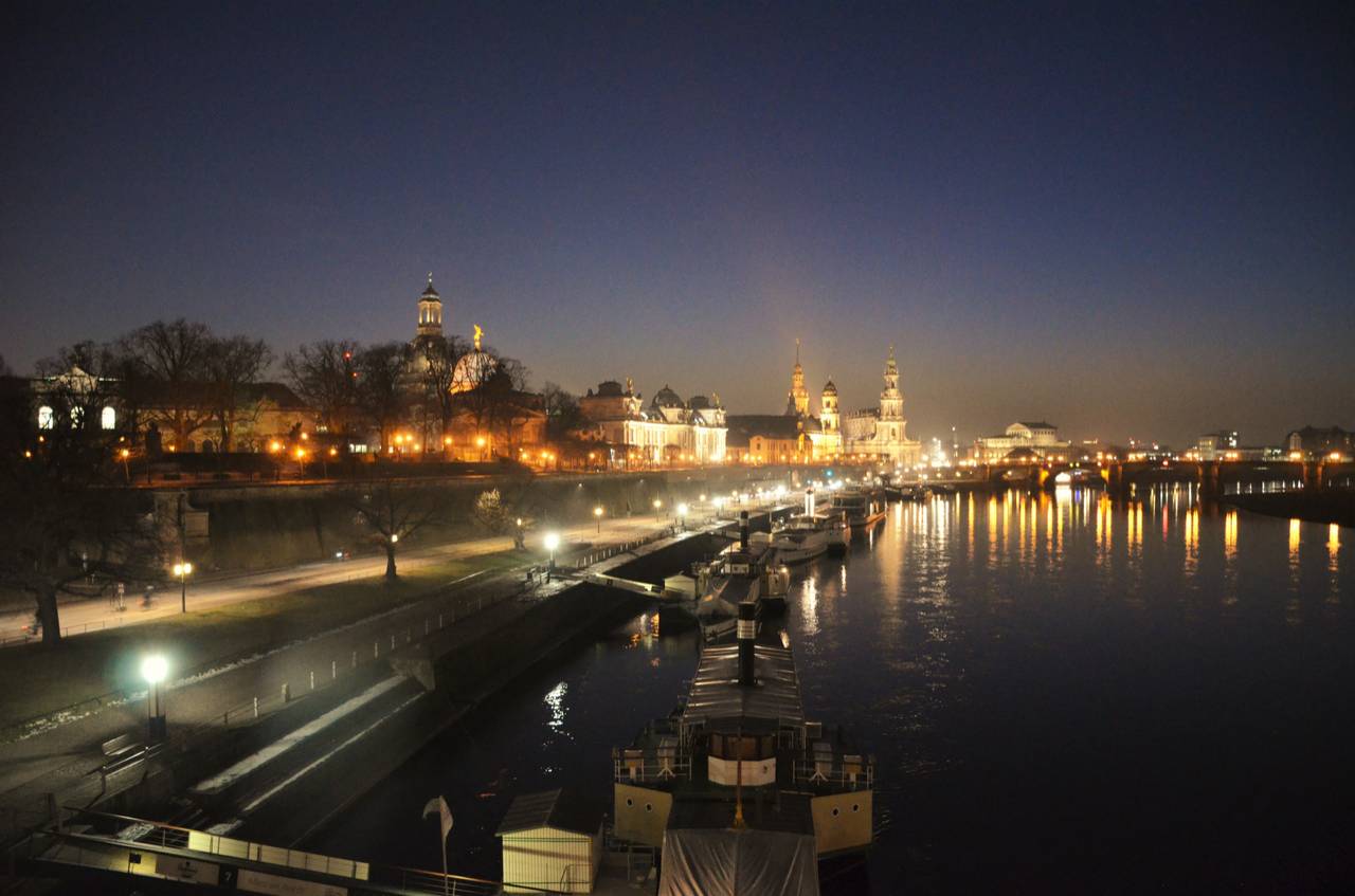 Blick auf die Stadt Dresden bei Nacht mit Straßenbeleuchtung