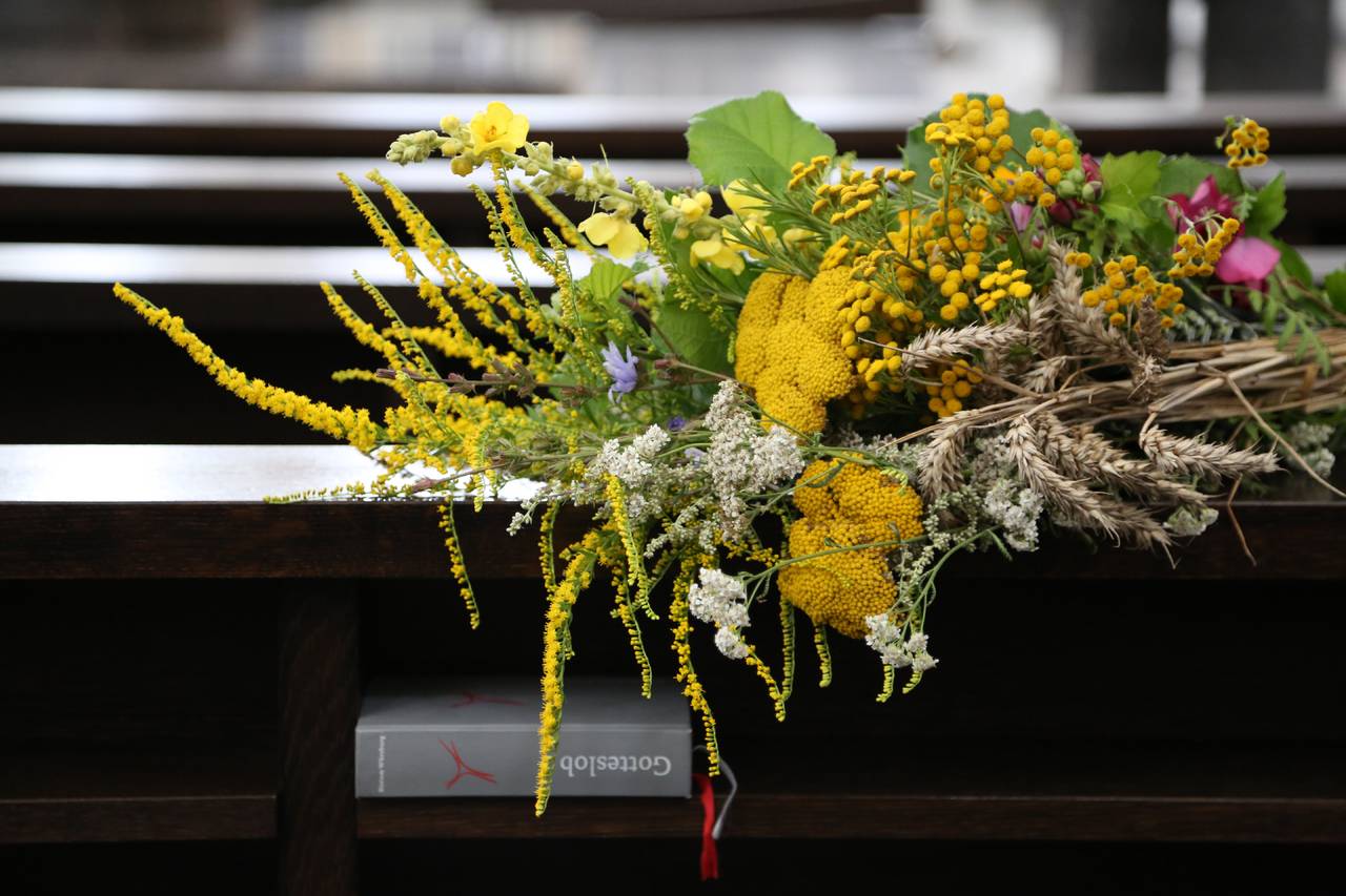 m_maria_himmelfahrt_kraeuterbueschel4_c_by_rebecca_hornung_bistum-wuerzburg | Kath. Pfarrei Selige M&auml;rtyrer vom M&uuml;nchner Platz - Vorworte - Trauen Sie sich....